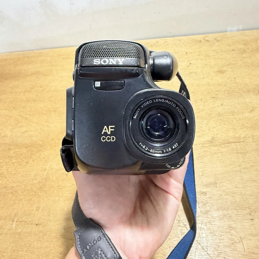 Sony CCD-TR21 Video8 Handycam Camcorder 10x Zoom Video Camera Y2K Black